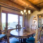 Luces De La Ciudad Four-Bedroom Holiday Home
